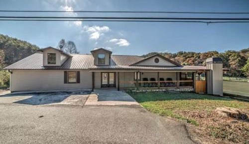 Six-Bedroom Holiday Home