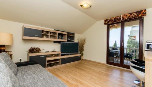 Three-Bedroom Apartment with Terrace and Sea View
