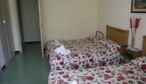 Doble Room with Extra Bed and Shared Bathroom
