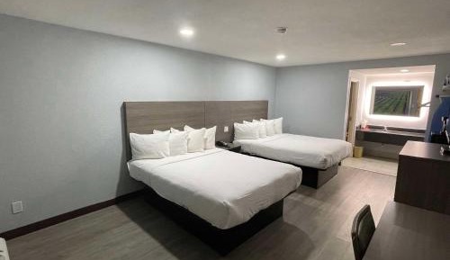 Queen Room with Two Queen Beds with Bath Tub - Mobility Accessible/Non-Smoking