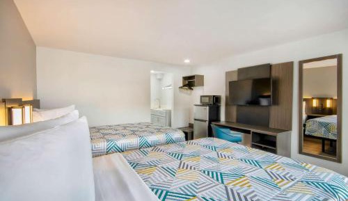 Queen Room with Two Queen Beds - Disability Access - Roll In Shower