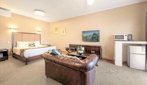 Hillview Spa Suite with One King Bed