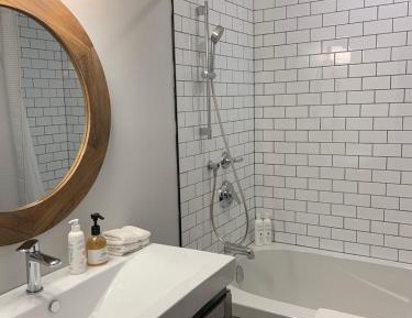 Historic Inn Deluxe Queen Room Niagara-on-the-Lake