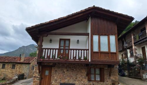 Two-Bedroom Apartment with Mountain View