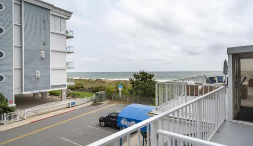 Queen Suite with Partial Ocean View