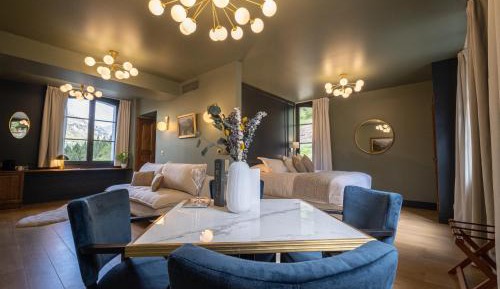 Suite with Mountain View