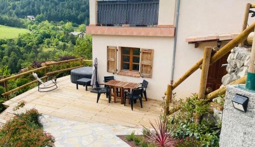 Apartment with Mountain View