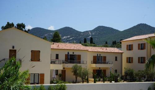 Three-Bedroom Apartment with Mountain View