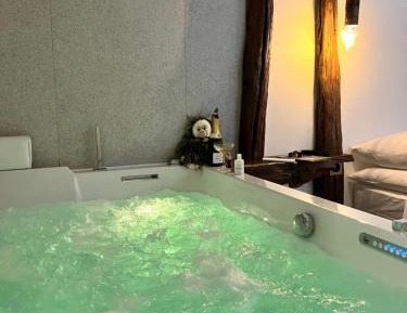 Queen Suite with Spa Bath