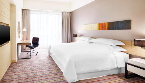 Larger Guest room, 1 King Bed, Corner room