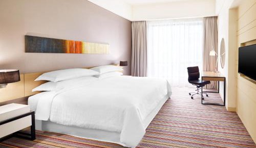 Guest room, 1 King Bed