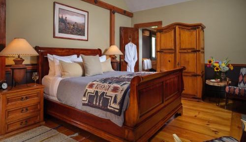 Queen Room with Jetted Tub and Fireplace