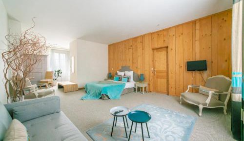 Family Room (3 Adults)