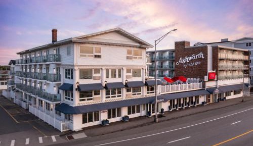 Deluxe King Room with Partial Ocean View
