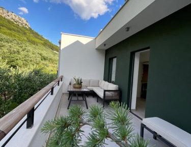 Apartment with Pool View 
