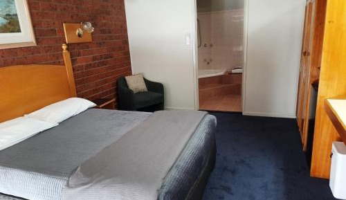 Queen Room with Spa Bath