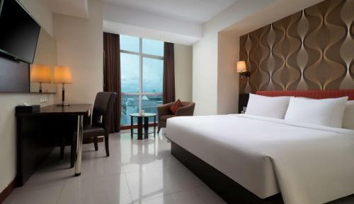 Deluxe Queen Room with City View and Shower - Smoking