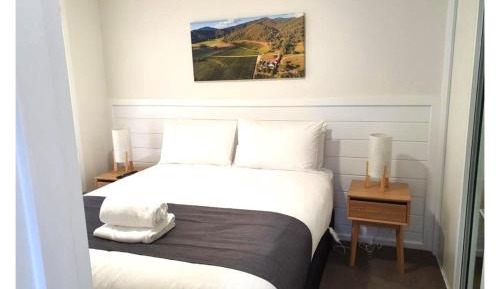 Deluxe Two-Bedroom Cabin - Sleeps 6