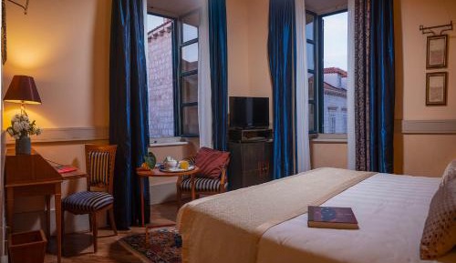 Corner Deluxe Room