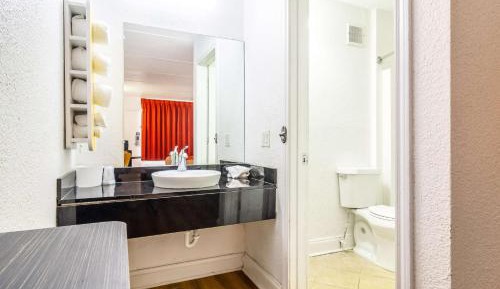 King Room - Non-Smoking