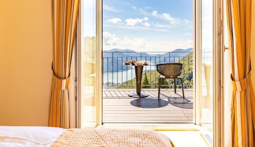 Classic Double Room with Lake View 