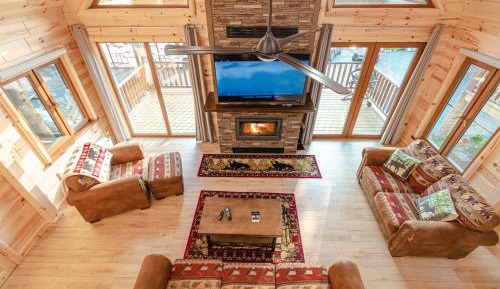 Bridge View - Chalet Style Lakefront 3 Bedroom