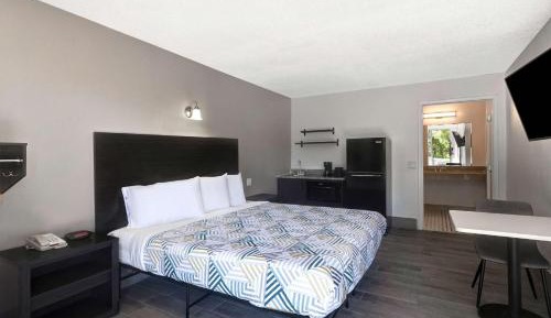 Standard King Room - Non-Smoking 