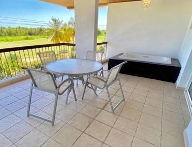 Deluxe Two-Bedroom Apartment - Free Wifi