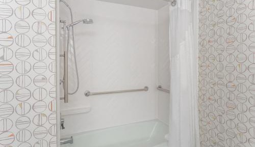 Standard Queen Room with Two Queen Beds and Mobility Accessible Tub
