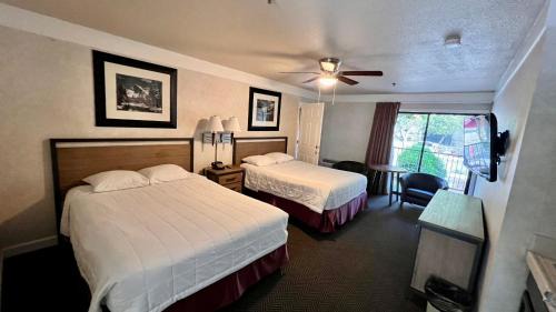Queen Room with Two Queen Beds with Mountain View