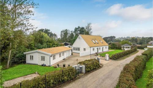 Eight-Bedroom Holiday Home