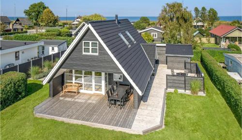 Three-Bedroom Vacation Home 