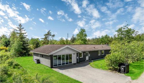 Three-Bedroom Vacation Home 