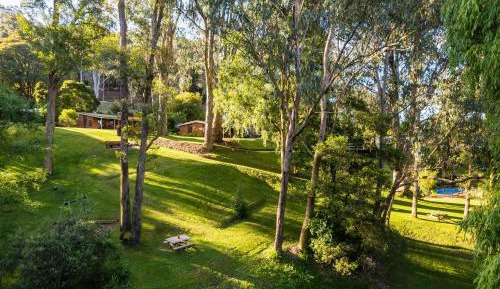 Two-Bedroom Cottage with Queen Bed & Two Singles