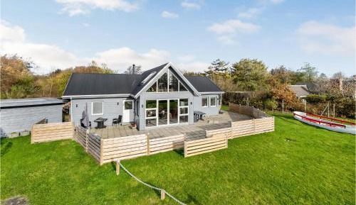 Three-Bedroom Vacation Home 