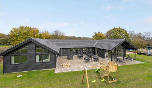 Ten-Bedroom Holiday Home