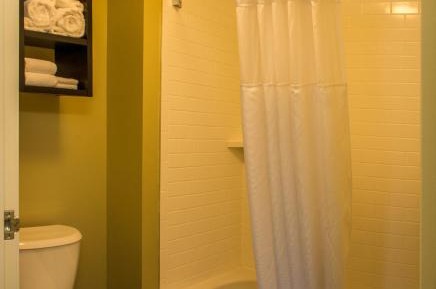 One-Bedroom Suite - Communications/Mobility Accessible with Tub