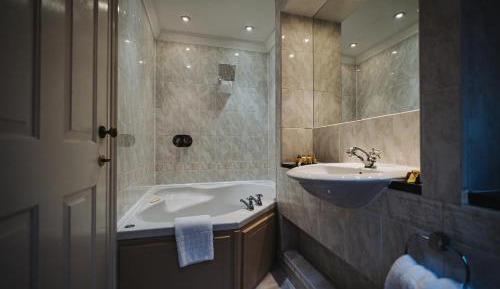 Executive Suite (No pets allowed)