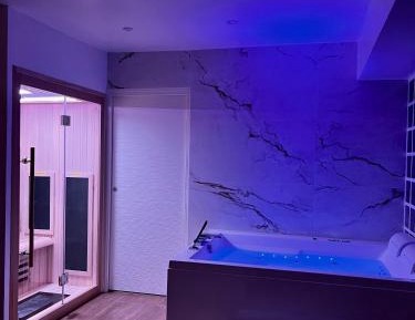 Suite with Hot Tub
