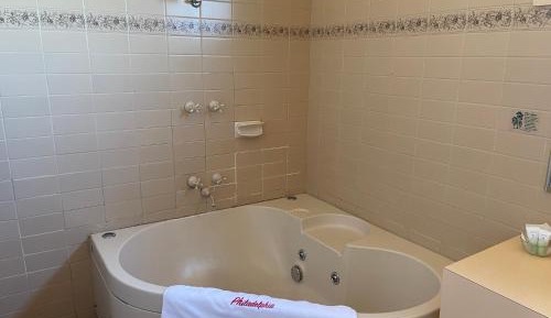 Queen Room with Spa Bath