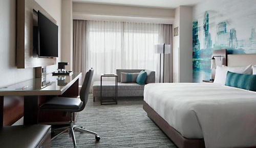 King Room with Adapted Tub - Mobility Accessible