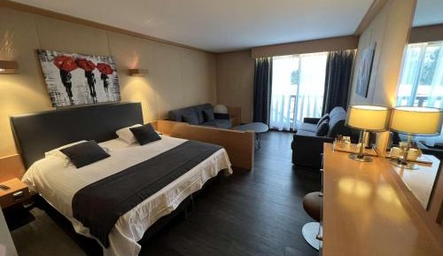 Suite with Hot Tub