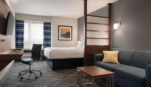 Queen Efficiency Room with One Queen Bed and Sofa Bed, Non-Smoking