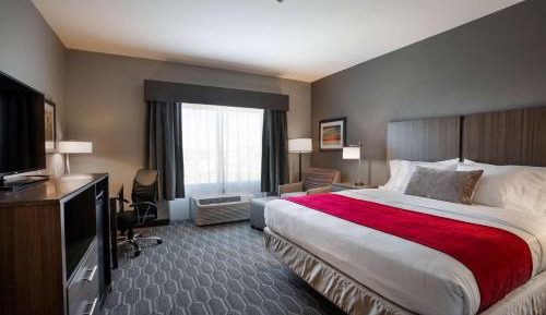 King Room with Mobility/Hearing Access and Roll-In Shower, Non-Smoking
