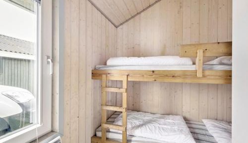 Two-Bedroom Cottage with Private Bathroom