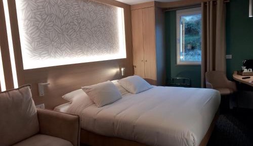 Triple Room (1 Double Bed + 1 Single Bed)