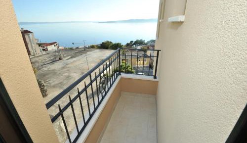 One-Bedroom Apartment with Balcony and Pool View