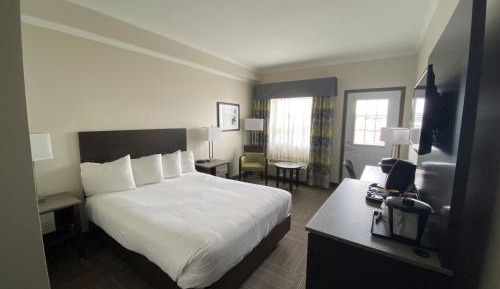 Queen Room with Bath Tub