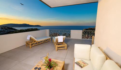 Deluxe Suite with Sea View and terrace