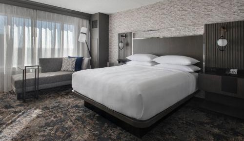 King Room with Tub - High Floor/Mobility/Hearing Accessible